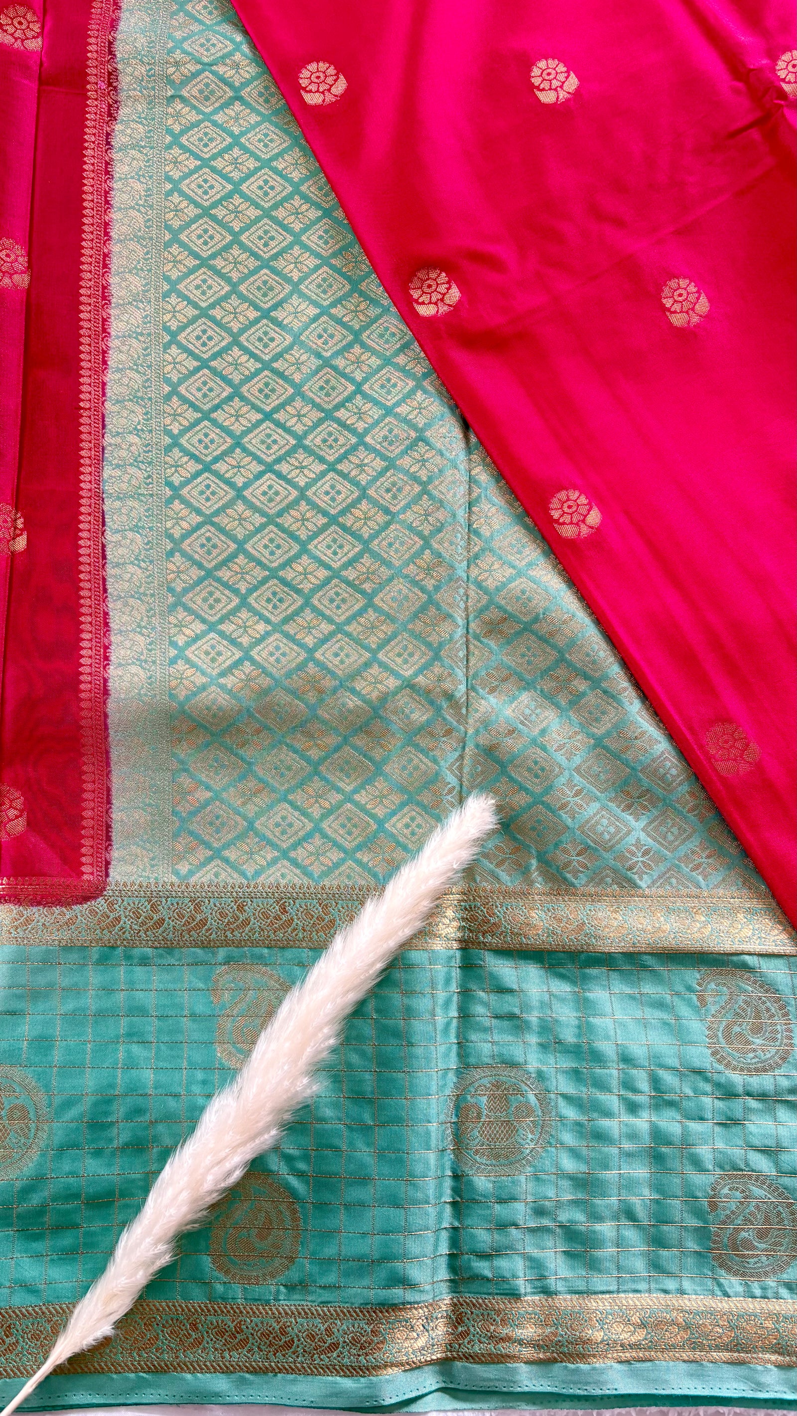 Kanchipuram crepe silk saree features a stricking dural tone contract sea green bidy and a deep maroon-red border  (Saree Code - S106)